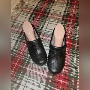 DANSKO LT PRO Tooled Leather Professional Clogs Black 8.5-9/39 Pre-owned!